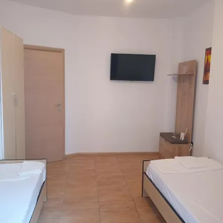 1 Minute From City Center - Double Size Bed Bed & Breakfast Tirana